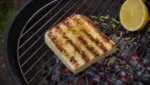 Gegrillter Halloumi mit Zitronenabrieb vom Holzkohlegrill