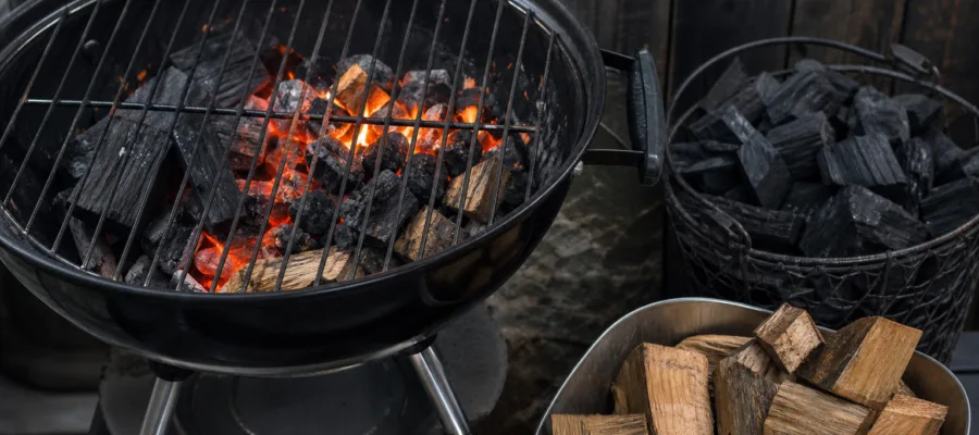 Holzkohlegrill Geschmack steuern: Mischtechniken von Kohle und Holz