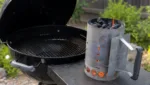 Holzkohlegrill mit Anzuendkamin anzuenden: Anleitung und Vorteile