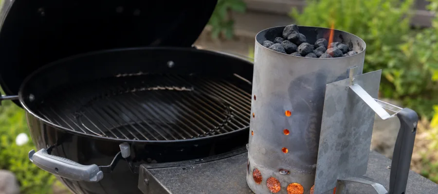 Holzkohlegrill mit Anzuendkamin anzuenden: Anleitung und Vorteile