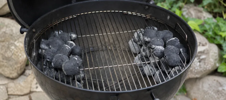 Holzkohlegrill indirektes Grillen vorbereiten: Aufbau und Positionierung