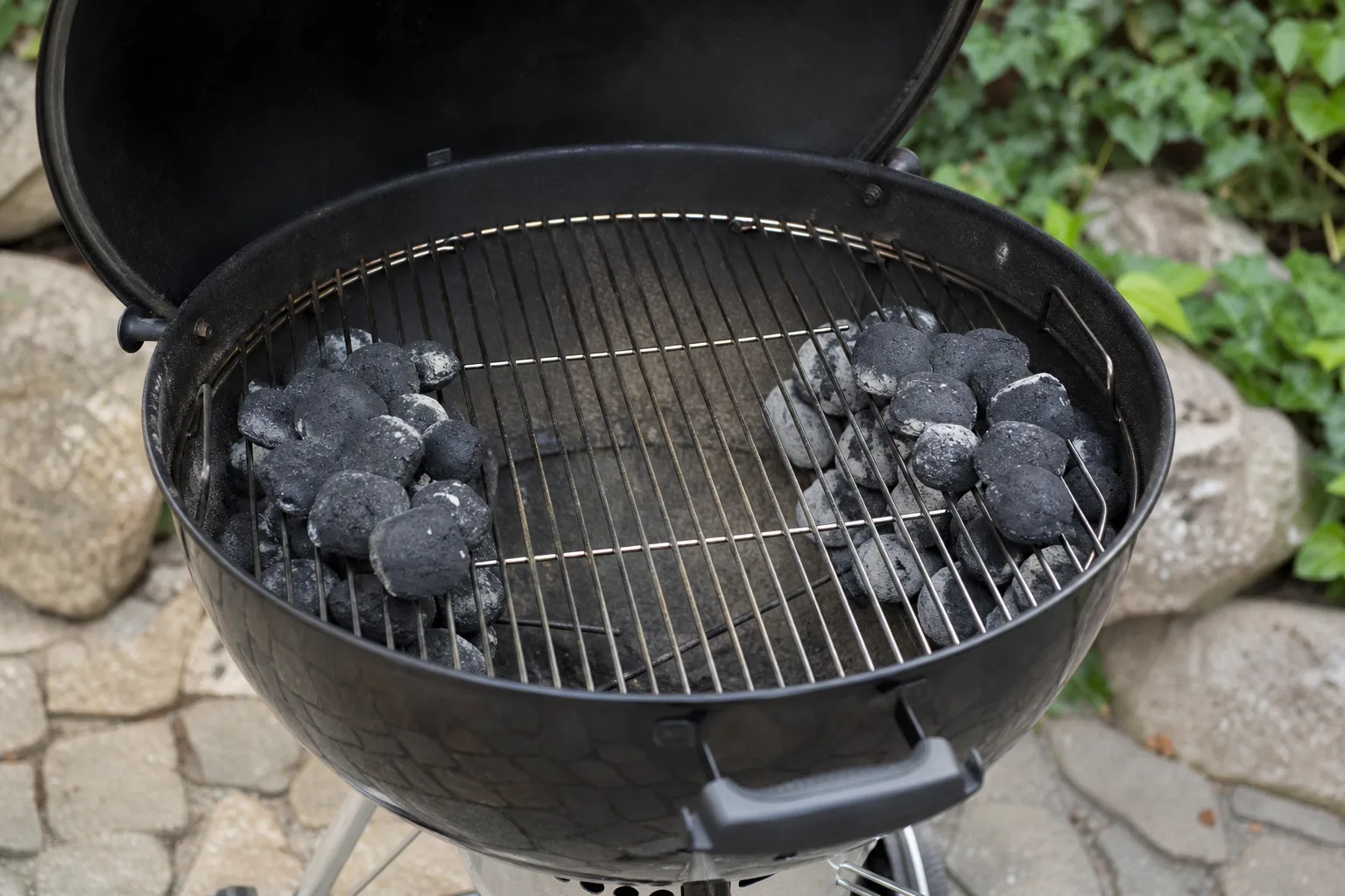 Holzkohlegrill indirektes Grillen vorbereiten: Aufbau und Positionierung